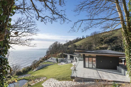 Corrosion-Resistant Aluminum Windows for Coastal Properties.jpg