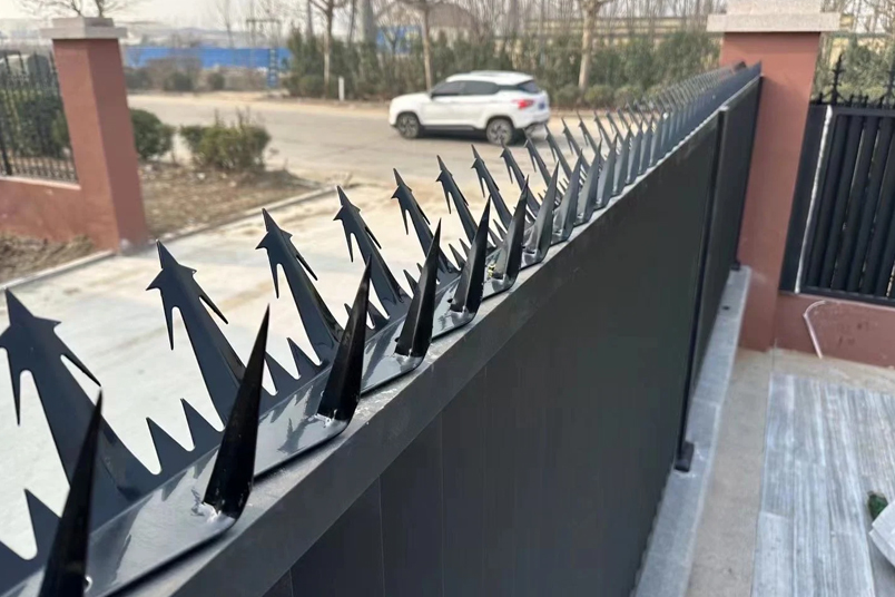 Anti-Climb Features in Aluminum Privacy Fencing